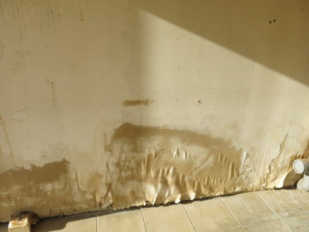 Humidité dans une maison ancienne dans les Yvelines : Que faire